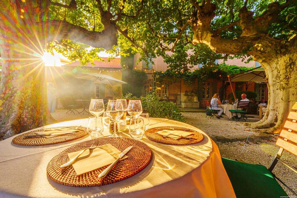 Hotel Le Mas Des Gres & Restaurant Sous Les Platanes Lagnes Exterior photo